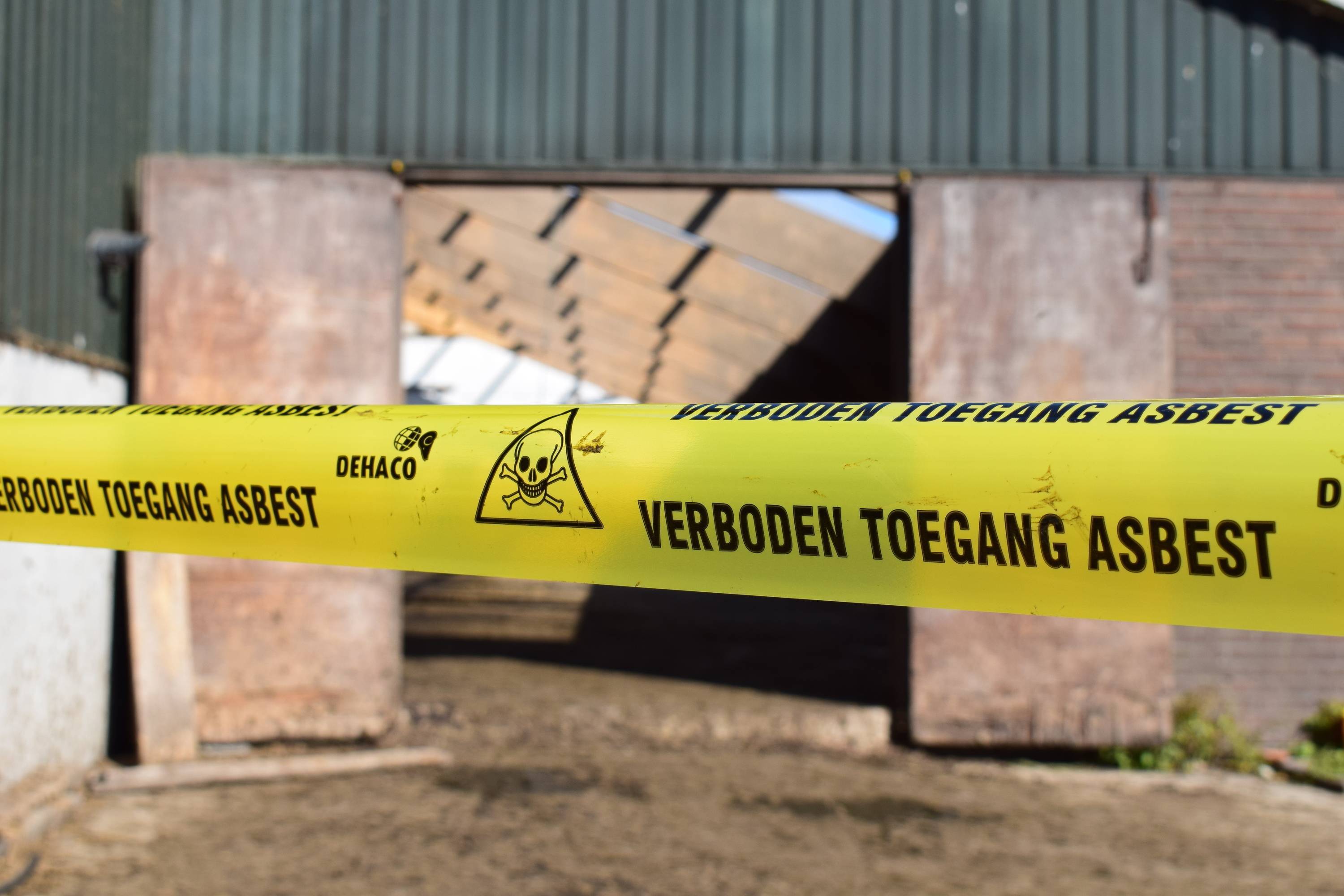 Verzekeraars willen boeren tegemoet komen met asbest saneren